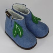 Warme Hausschuhe aus Filz mit Ledersohle für Babies und Kinder in der Farbe Hellblau - Baby Mongs Hellbau mit Blatt