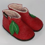 Warme Hausschuhe aus Filz mit Ledersohle für Babies und Kinder in der Farbe Rot - Baby Mongs Rot mit Blatt